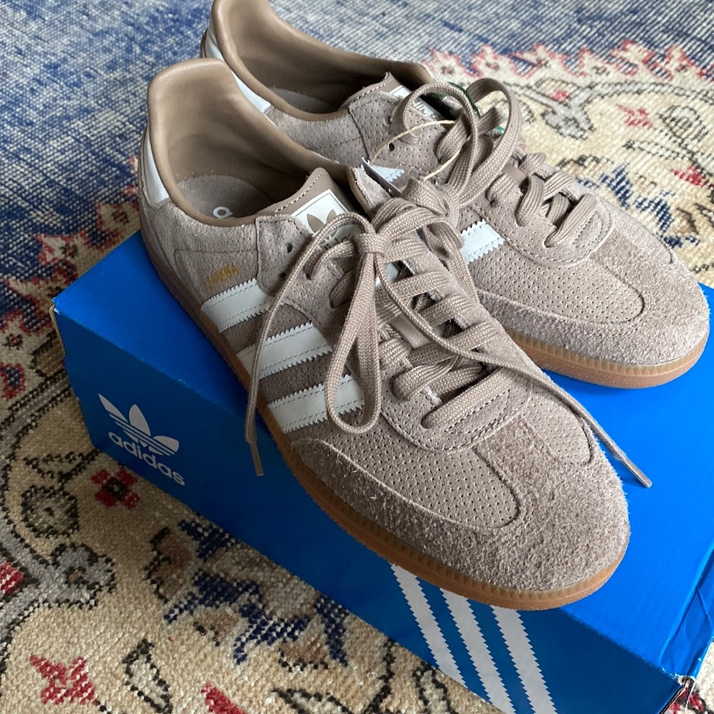 Chalky Brown Adidas Sambas